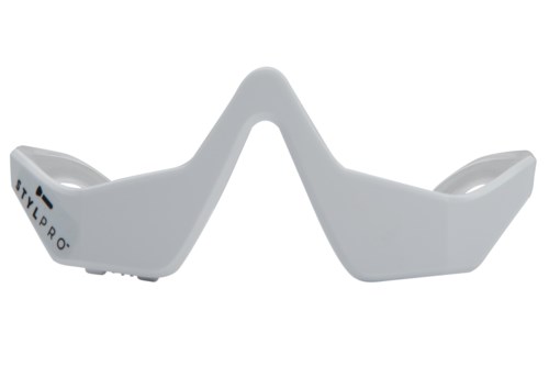 Een witte, gebogen, beschermende gezichtsbescherming met de merknaam 'STYLPRO' aan de zijkant.