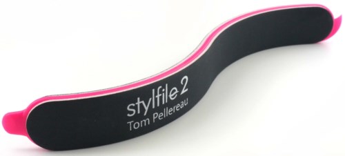 Een zwart en roze verzorgingsgereedschap met de tekst "styfile 2" en "Tom Pellereau."
