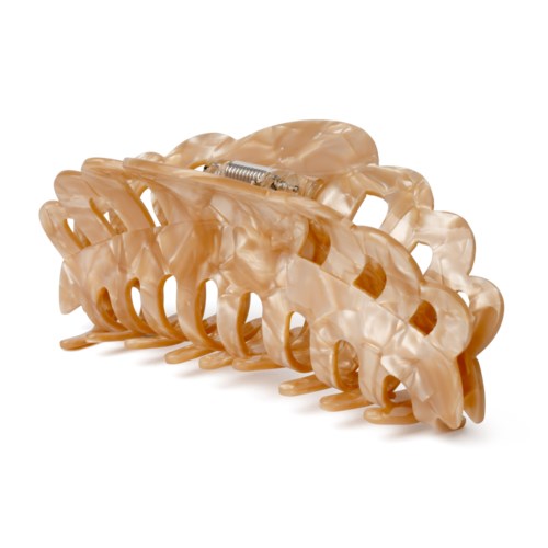 En rad store, beige hårklemmer laget av plast, noen med metallfjærer, som er arrangert i en linje.