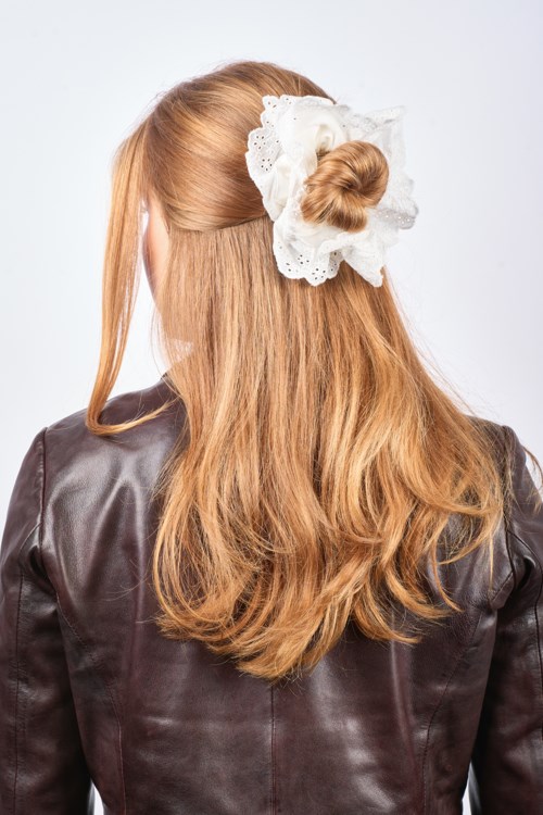 SUI AVA Show Me The Bunny! Broderie Scrunchie Bright White
