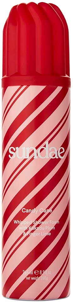 Eine rot-weiß gestreifte Spraydose mit rotem Deckel, Beschriftung 'sundae' und 'Candy Cane'-Duft.
