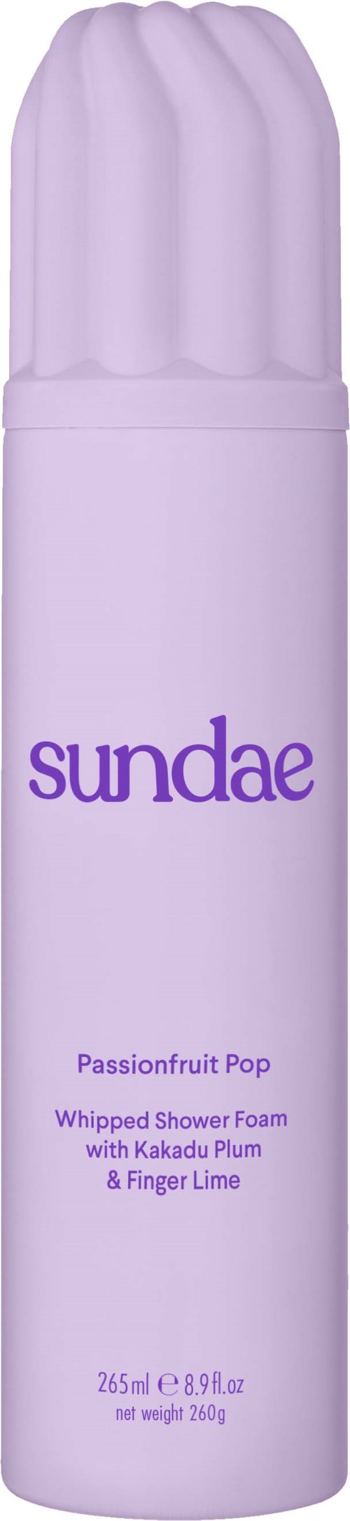 Lange, lila Flasche mit Schaum für die Dusche, gekennzeichnet "sundae" mit Duftnoten von Passionsfrucht, Pflaume und Limette.