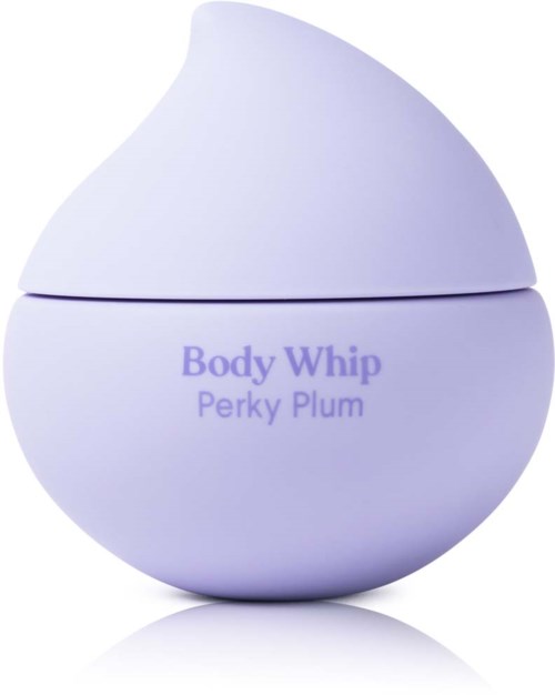Een paarse, ronde container met deksel en tekst 'Body Whip Perky Plum.'