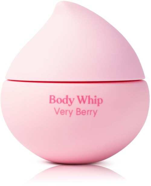 Runde rosa Verpackung mit Deckel, beschriftet 'Body Whip Very Berry', deutet auf ein Schönheits- oder Hautpflegeprodukt hin.