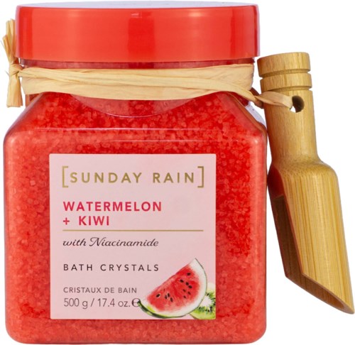 En burk med röda badkristaller märkt Sunday Rain Watermelon och Kiwi doft med en träskopa fastsatt.