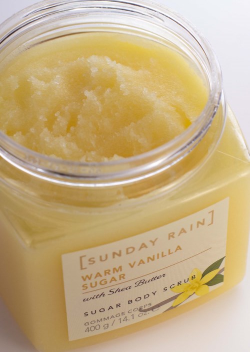 Keltaisen värikosmetiikkarasian etiketti, jossa lukee Sunday Rain Warm Vanilla Scented Sugar, Sheer Butter ja 400g.