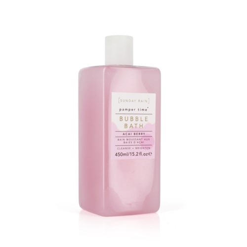 Roze fles met badbubbelschaum met label die geur en grootte aangeeft.
