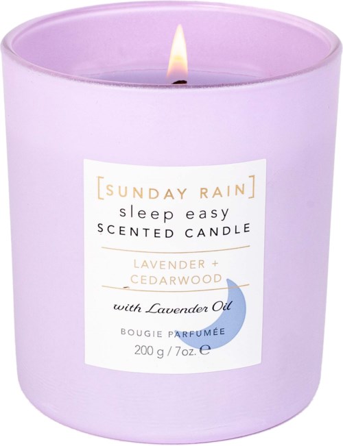 Lyslilla søvngyngende duftlys med lavendel og sedertre, med tent flamme.