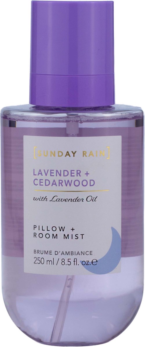 Lavendel og sedertre pute- og romprekkespray flaske med lilla lokk og klart væskeinnhold.