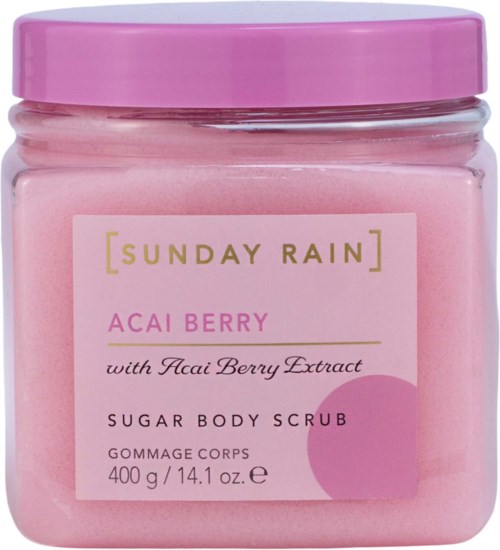 Rosa kroppsskrubb i klar glasskrukke med rosa lokk, merket Sunday Rain Acai Berry med ekstrakt, 400 g.