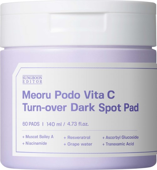 Container met donker vlek pads met ingrediënten zoals niacinamide en druwater, bedoeld voor huidverzorging.