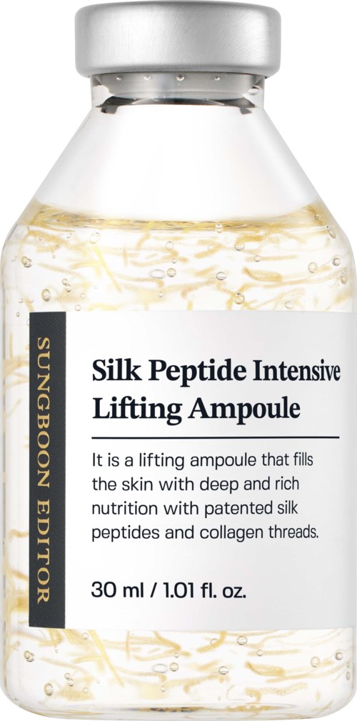 Een kleine fles met label 'Silk Peptide Intensive Lifting Ampoule' gevuld met een heldere, lichtgele vloeistof. Het label is wit met zwarte en gouden tekst.