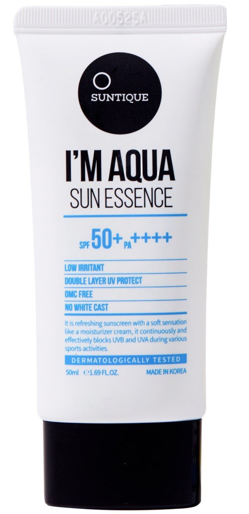 Eine Tube Sonnencreme mit SPF 50+ und blauer sowie schwarzer Schrift. Es hat einen schwarzen Kreis mit einem weißen Logo und Markennamen.