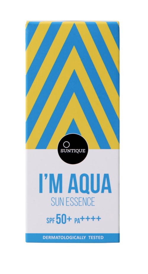 Eine Sonnencremerückseite mit blauen und gelben Streifen, Produktname, SPF 50+ und dermatologisch getestet.