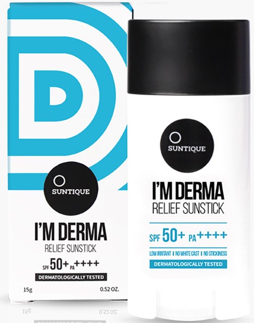 Eine Sonnencremetube mit SPF 50+ und eine Verpackung mit blauen und weißen Designelementen.