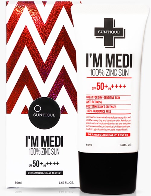 Eine Tube Suntique I'M MEDI Zink-Sonnencreme mit SPF 50+ für empfindliche Haut. Rote und weiße Designelemente.