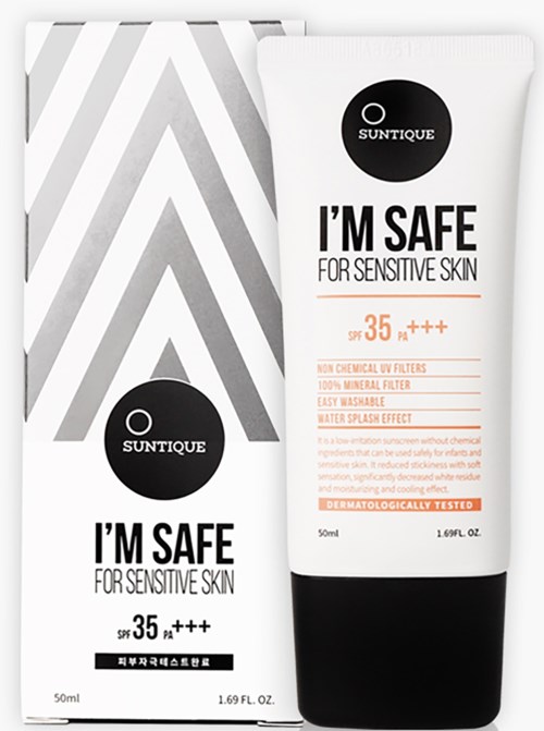 Eine Flasche Sonnencreme mit dem Label 'I'm Safe for Sensitive Skin', SPF 35, und eine passende Verpackung mit Sicherheitsdetails.