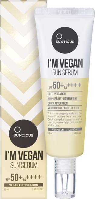 Eine Tube veganes Sonnenserum mit SPF 50+ und PA++++, als cruelty-free und schnelle Absorption gekennzeichnet.