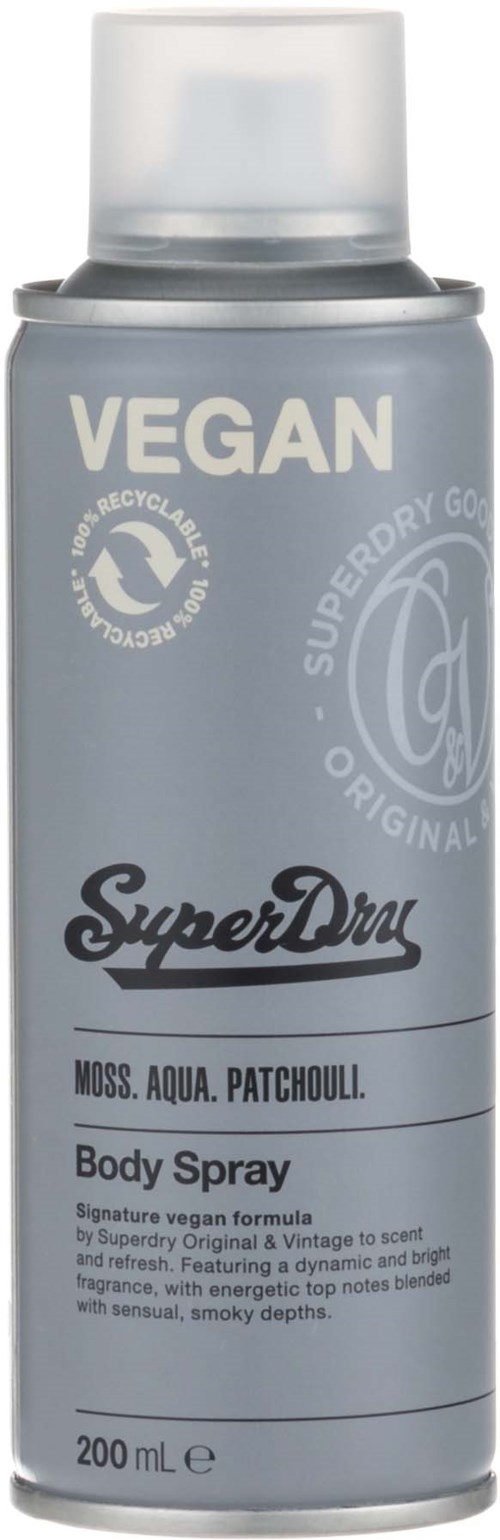 Vegan body spray met mos, aqua en patchouli geur in een grijze bus. Labels zeggen SuperDry en original.