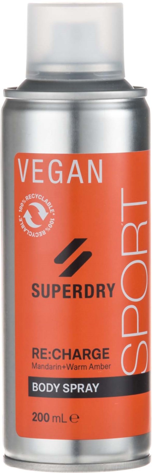 Een rode en zilveren body spray bus met 'Superdry Sport' en 'Vegan' label, 200 ml, en een doorzichtige dop.