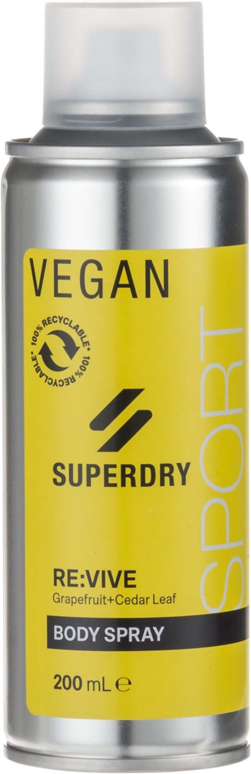 Een gele en zilveren spuitbus met spuitkop. Het is gelabeld als vegan lichaamspray met grapefruit en cederblad geur.