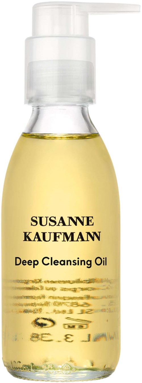 En tydlig flaska med pump, innehållande gult olja. Etiketten säger Susanne Kaufman Deep Cleansing Oil.