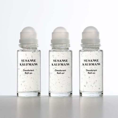 Tre tydliga deodorantroll-onsflaskor med vita lock, fyllda med genomskinlig gel, märkt "Susanne Kaufmann".