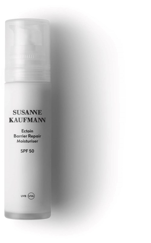 En vit flaska märkt 'Susanne Kaufmann Ectoin Barrier Repair Moisturiser SPF 50' för hudvård, med pump.