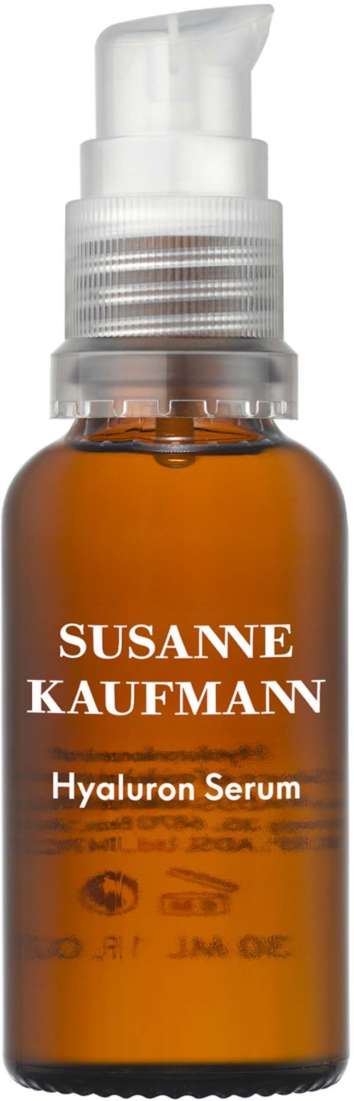 En brun flaska med vit pump topp märkt 'Susanne Kaufmann Hyaluron Serum'.