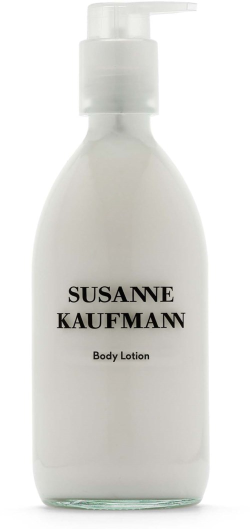 En vit flaska med pump innehåller Susanne Kaufmann kroppslotion.