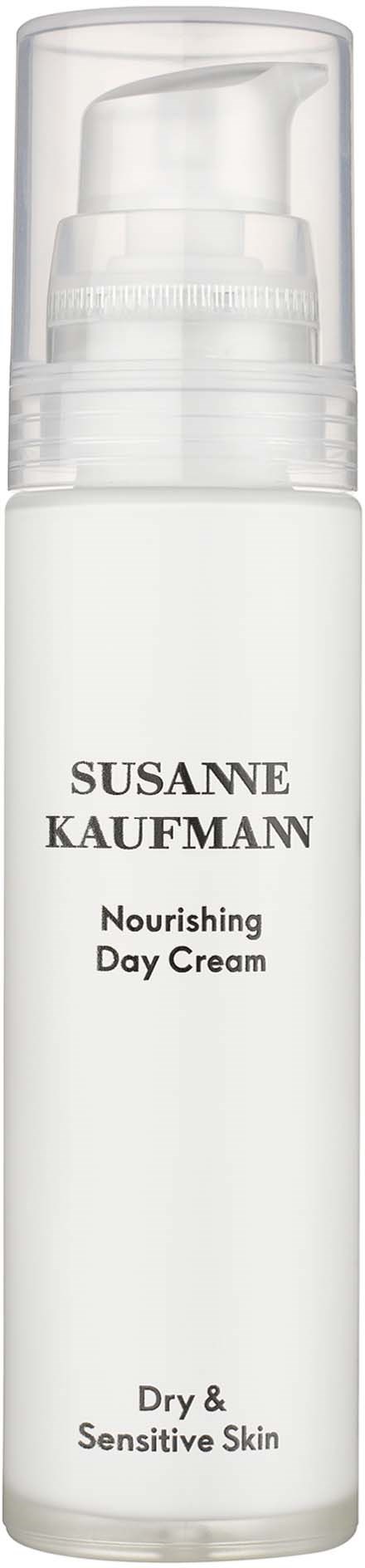 Vit flaska med pump, märkt Susanne Kaufmann näringsrik dagkräm för torr och känslig hud.