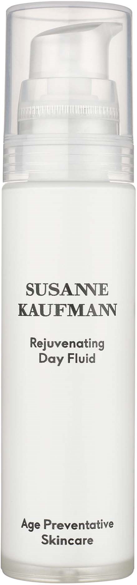 En vit flaska med pump märkt Susanne Kaufmann Rejuvenating Day Fluid, åldersförebyggande hudvård.
