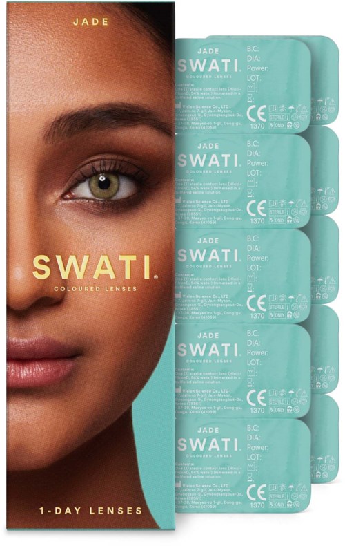 Nahaufnahme eines Frauengesichts mit grünem Auge neben turquoise Verpackung für SWATI farbige Kontaktlinsen.