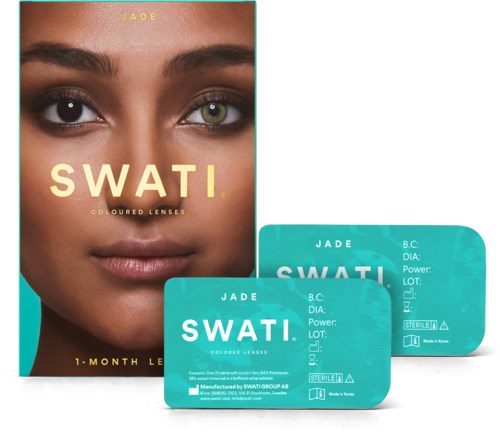 Verpakking voor gekleurde contactlenzen, toont het gezicht van een vrouw met één groene en één bruine oog, label leest 'SWATI' en '1-Maand Lens'.