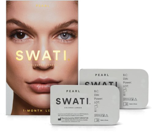Doos met contactlenzen en kleurrijke verpakking die een vrouw met één blauw oog toont, bevat tekst over SWATI en maandlenzen.