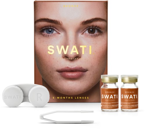 Eine Box mit einem Gesicht einer Frau, zwei kleine Flaschen, zwei Kontaktlinsen und ein Werkzeug. Die Box sagt "Swati" und "6 Monate Linsen."
