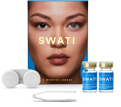 Swati kontaktlinsförpackning med två flaskor, ett fall och ett linstillbehör, med en kvinnas ansikte på boxen.