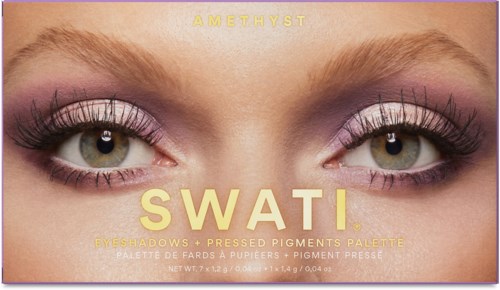 Close-up van een model haar ogen met kleurrijke oogschaduw, mascara en benadrukte wenkbrauwen. De oogmake-up is gedurfd en artistiek.