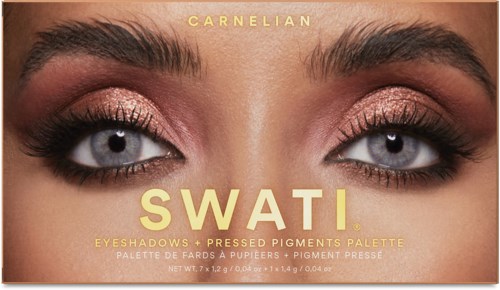 Close-up van een vrouw haar ogen met roze oogschaduw, lange wimpers en netjes gekweekte wenkbrauwen. Swati oogschaduwpalette doos.