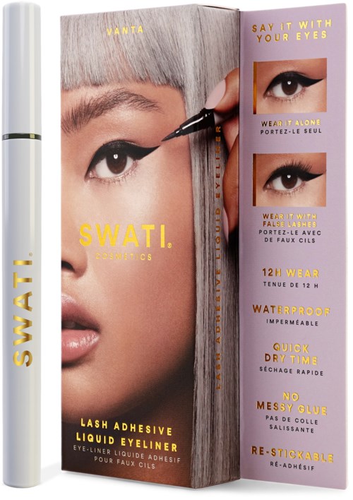 Een vrouw met zilverkleurig haar brengt zwarte vloeibare eyeliner aan, reclame voor Swati Cosmetics wimperlijm eyeliner. Instructies en functies vermeld.