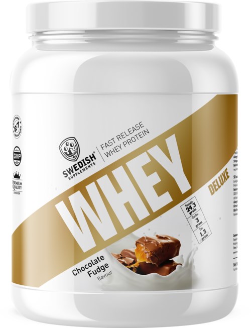 Valkoisessa astiassa on suklaafudge-makuinen heraproteiini, jossa lukee 'WHEY DELUXE' suurilla kirjaimilla ja kuva suklaapalasta.
