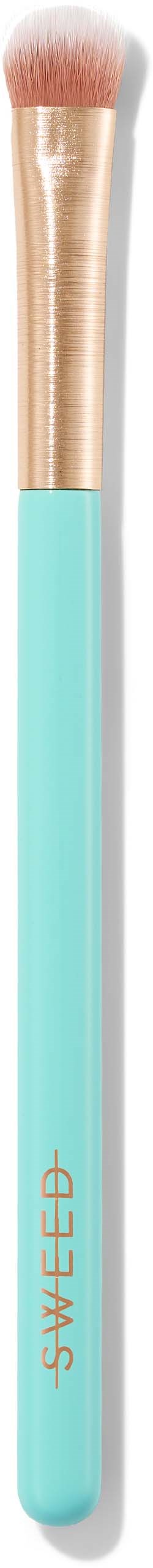 Een make-up kwast met een roze punt, gouden mes en een turquoise steel met 'SWEET' erop.