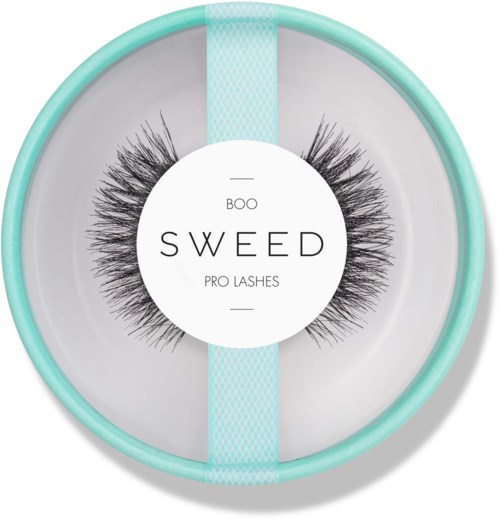 Rund förpackning med svarta konstläppar och ljusblå kant. Innehåller märket 'Sweed' och 'Pro Lashes'-text.
