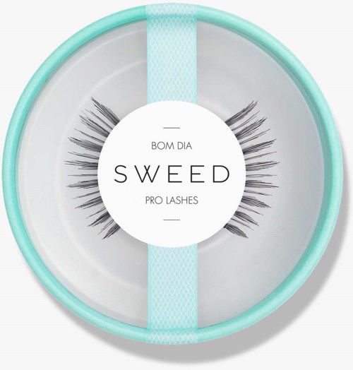 Rund behållare med turkos kanter innehåller falska ögonfransar märkt SWEED PRO LASHES. Locket är genomskinligt, visar fransarna inuti.