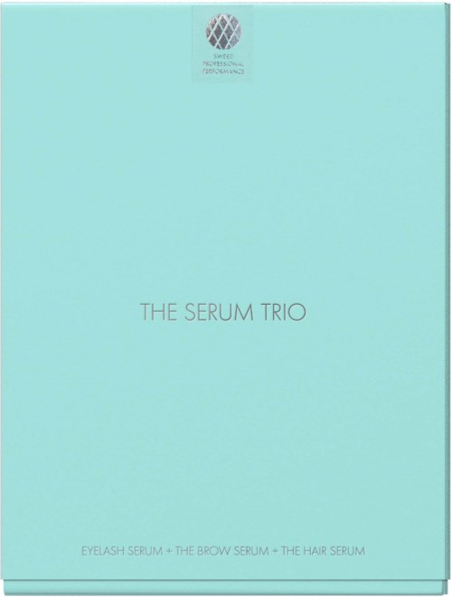 Vaaleansininen laatikko, jossa lukee The Serum Trio, sisältää silmäripsi-, kulmakarva- ja hiusseerumit, yläkulmassa pieni pyöreä logo.