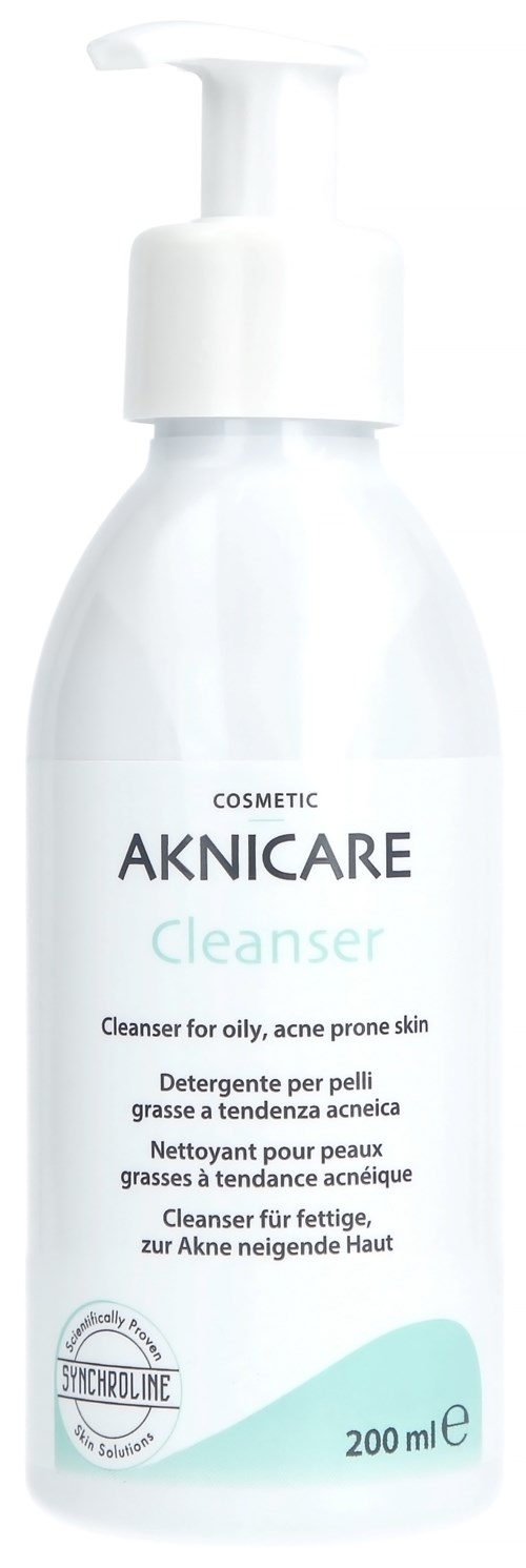 Valkoinen pullo pumpulla, merkattu AKNICARE Cleanser rasvaiselle, akneihottumaiselle iholle, 200 ml.