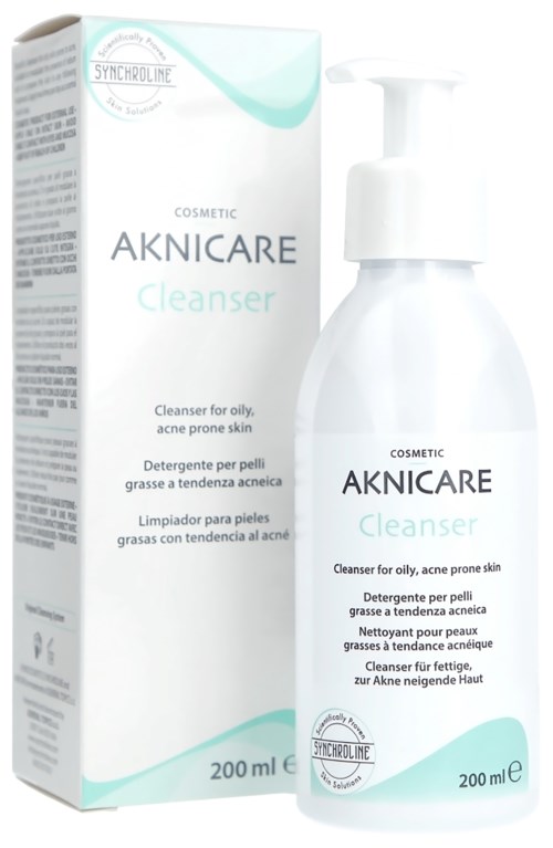 Valkoinen pumppupullo ja siihen liittyvä laatikko, molemmat merkinnällä Aknicare Cleanser rasvaiselle, aknealttiille iholle.