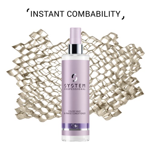 Een paarse flesje haarconditioner met spraydop, omgeven door een goudkleurig webachtig ontwerp, en de woorden "INSTANT COMBABILITY".