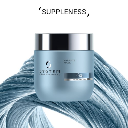 Een lichtblauwe pot hydrateermasker met een zilveren deksel, geplaatst op glanzend, golvend, zilverblauw haar. Tekst zegt 'SUPPLENESS' en 'HYDRATE MASK.'