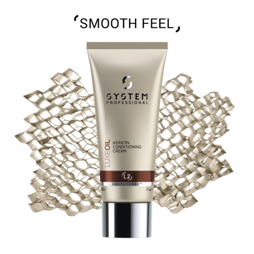 Een tube haarconditioner met beige en bruine kleuren, omgeven door zilveren netdecoratie.